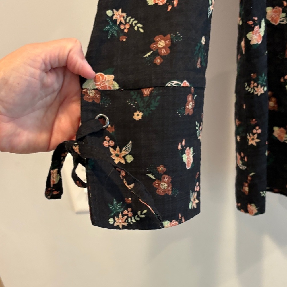 Brand new! Easel Black Floral Lace-Up Top - Picture 4 of 6